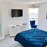 Elegant Condo In An Upscale Building