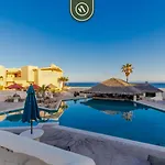 Oceanfront 1 Bedroom Condo - Pool - Beach - King Bed