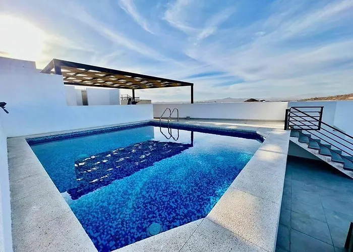 Oceanview Condo / Rooftop Pool