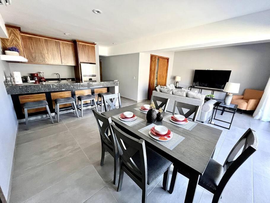 New Deluxe 2br-2bth, 2 King Beds, 1 Gig - Speed Wi-fi, Pool, Huge Patio, Close To The Beach, Marina And Night Life. Apartment Cabo San Lucas