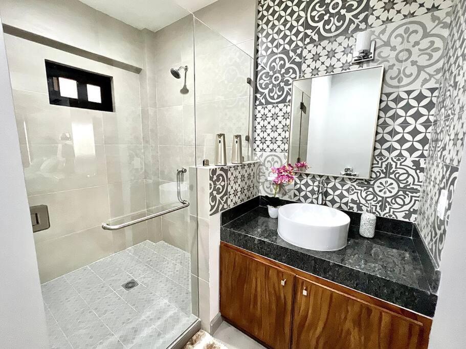 Apartment New Deluxe 2br-2bth, 2 King Beds, 1 Gig - Speed Wi-fi, Pool, Huge Patio, Close To The Beach, Marina And Night Life.