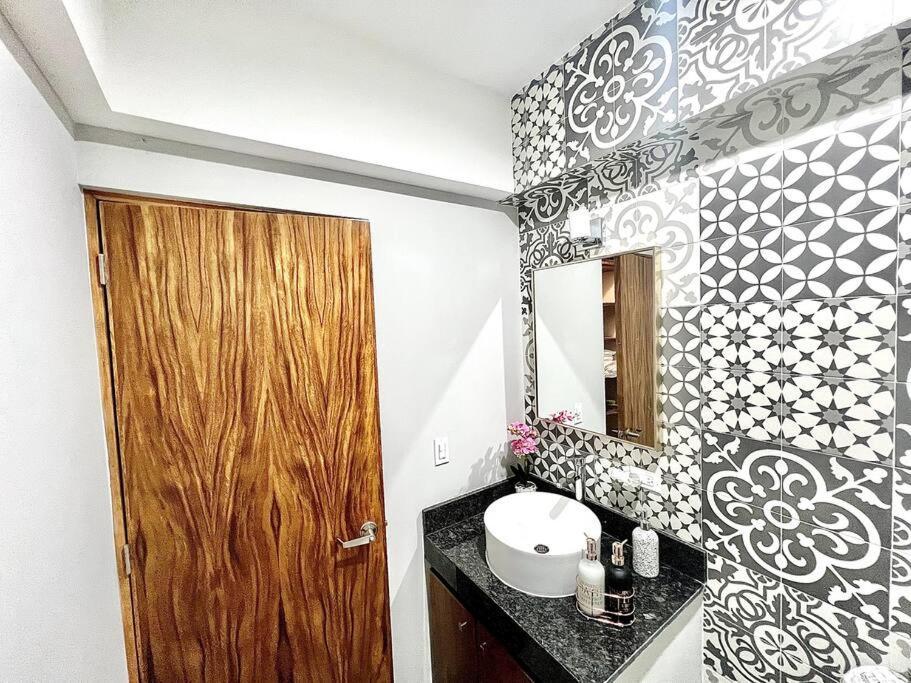 Apartment New Deluxe 2br-2bth, 2 King Beds, 1 Gig - Speed Wi-fi, Pool, Huge Patio, Close To The Beach, Marina And Night Life.