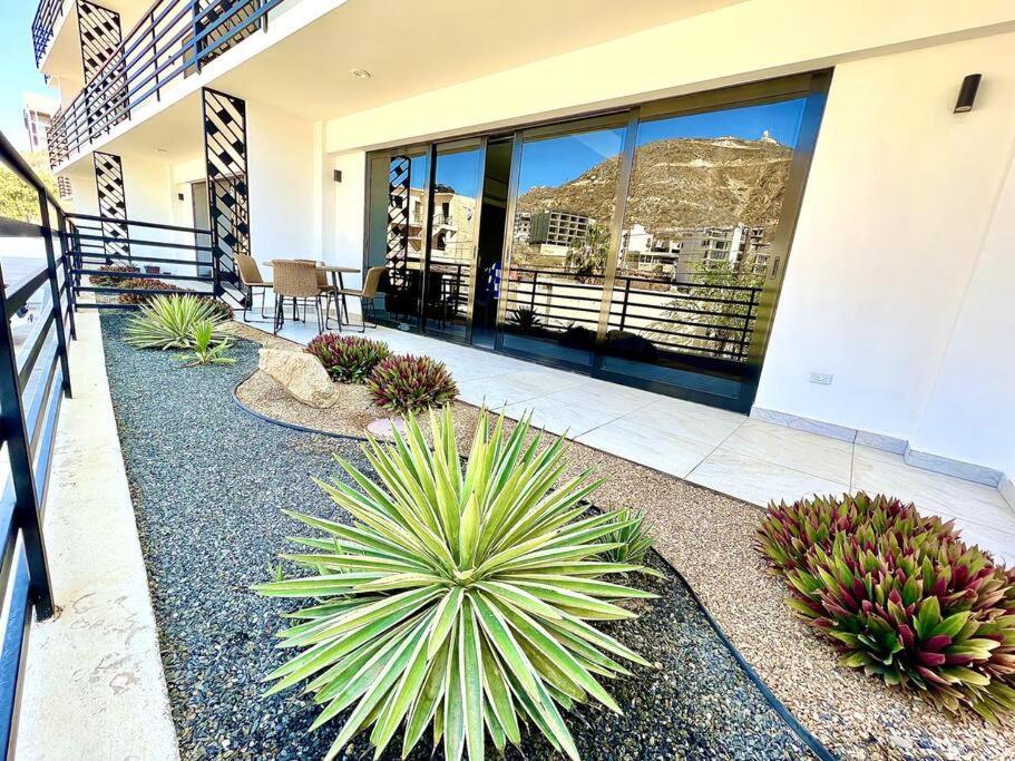 New Deluxe 2br-2bth, 2 King Beds, 1 Gig - Speed Wi-fi, Pool, Huge Patio, Close To The Beach, Marina And Night Life. Apartment *