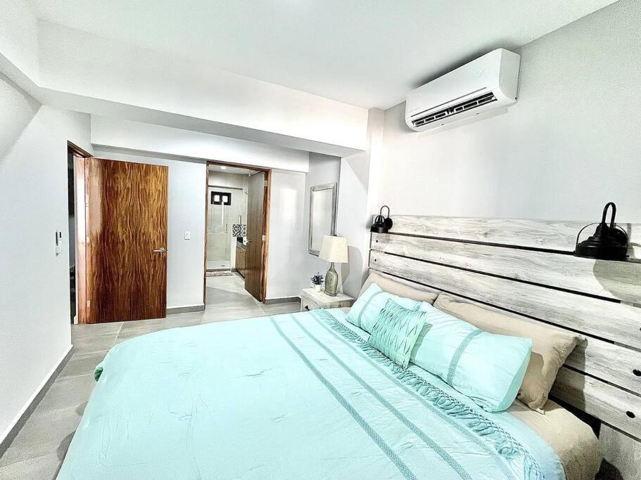 Apartment New Deluxe 2br-2bth, 2 King Beds, 1 Gig - Speed Wi-fi, Pool, Huge Patio, Close To The Beach, Marina And Night Life. Cabo San Lucas