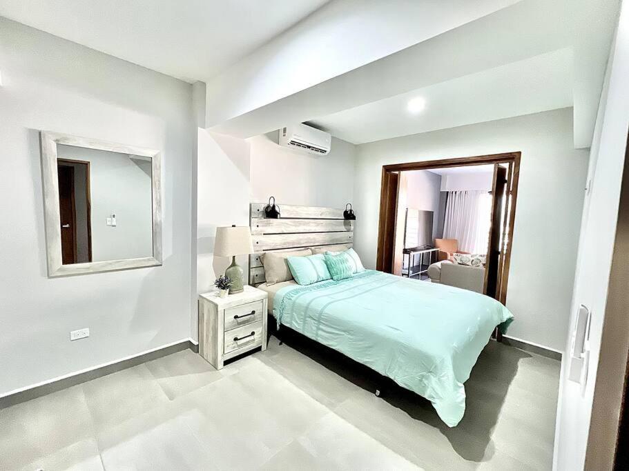 New Deluxe 2br-2bth, 2 King Beds, 1 Gig - Speed Wi-fi, Pool, Huge Patio, Close To The Beach, Marina And Night Life. Apartment