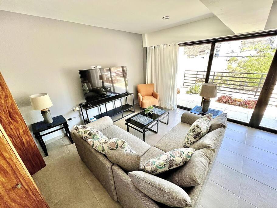 New Deluxe 2br-2bth, 2 King Beds, 1 Gig - Speed Wi-fi, Pool, Huge Patio, Close To The Beach, Marina And Night Life. Apartment Cabo San Lucas