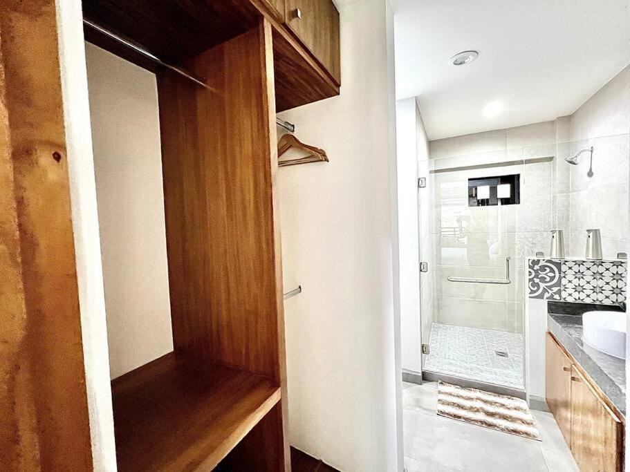 New Deluxe 2br-2bth, 2 King Beds, 1 Gig - Speed Wi-fi, Pool, Huge Patio, Close To The Beach, Marina And Night Life. Apartment Cabo San Lucas