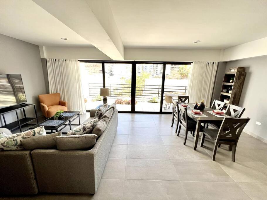 Apartment New Deluxe 2br-2bth, 2 King Beds, 1 Gig - Speed Wi-fi, Pool, Huge Patio, Close To The Beach, Marina And Night Life. *