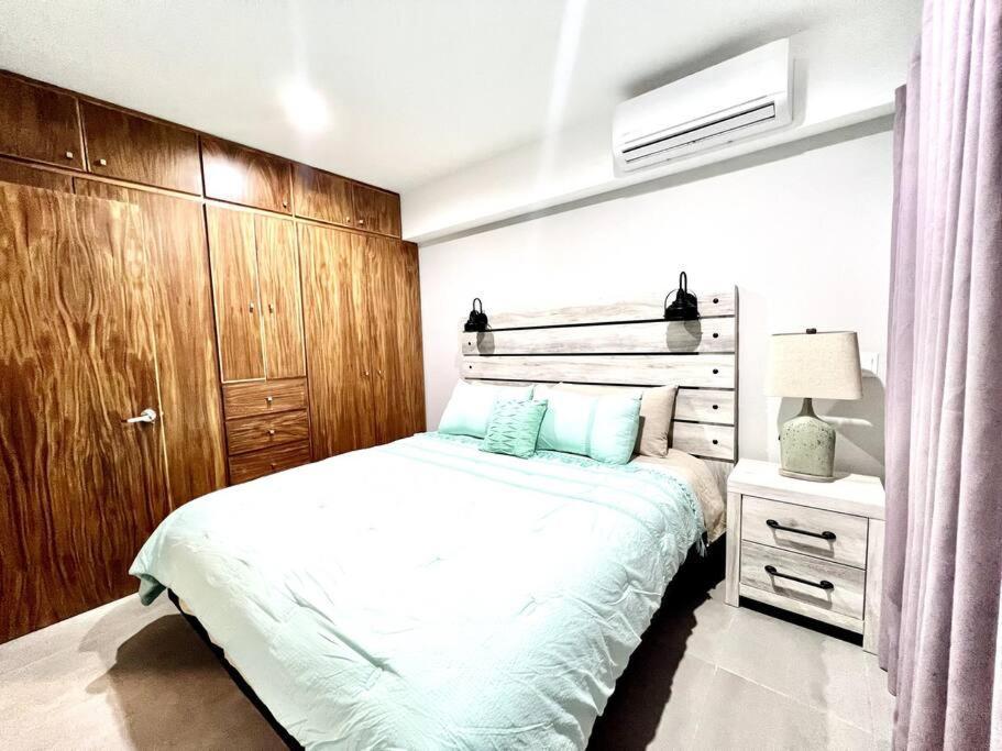 Apartment New Deluxe 2br-2bth, 2 King Beds, 1 Gig - Speed Wi-fi, Pool, Huge Patio, Close To The Beach, Marina And Night Life. *