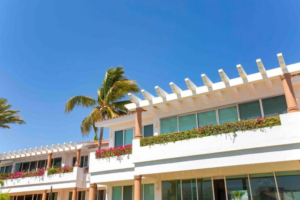 Neptuno, Beautiful * Cabo San Lucas