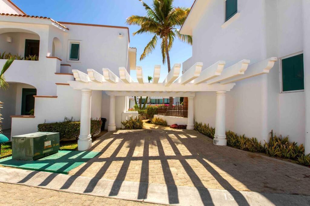 Neptuno, Beautiful Cabo San Lucas