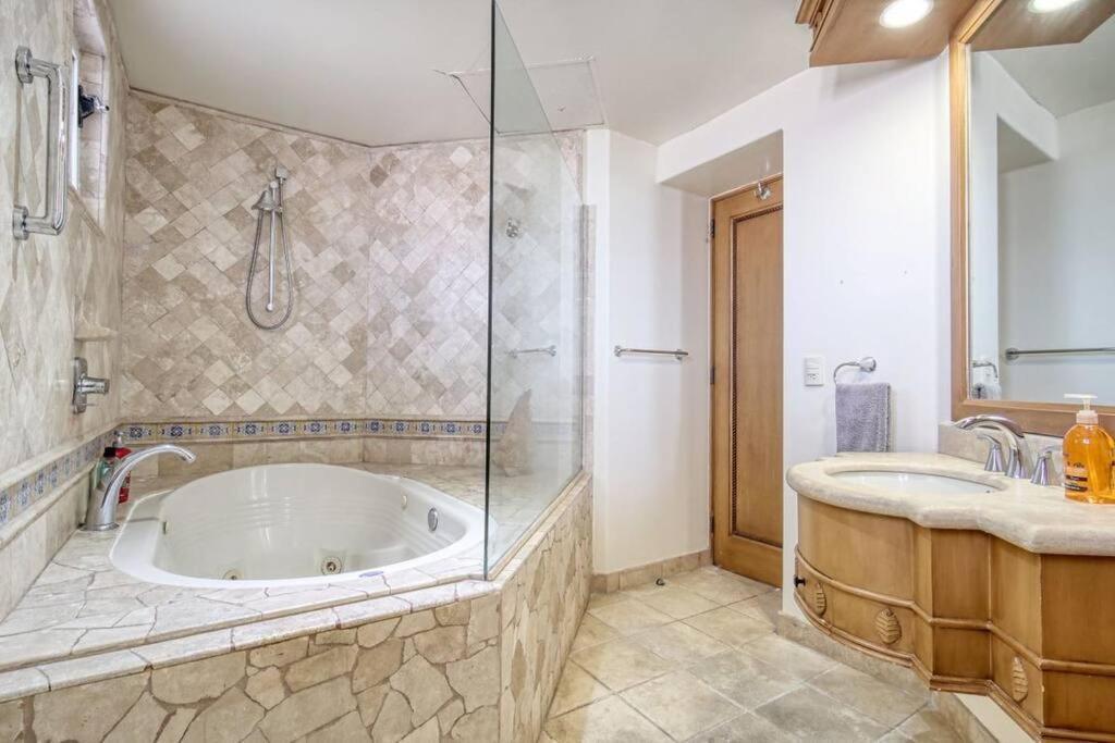 Apartamento Oceanfront Penthouse, 2 Masters, 2 Baths, Kitchen! *