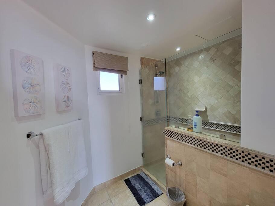 Oceanfront Penthouse, 2 Masters, 2 Baths, Kitchen! Apartamento