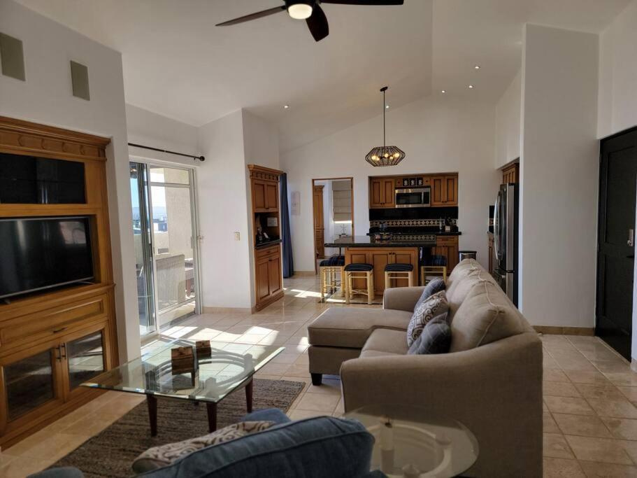 Oceanfront Penthouse, 2 Masters, 2 Baths, Kitchen! Apartamento