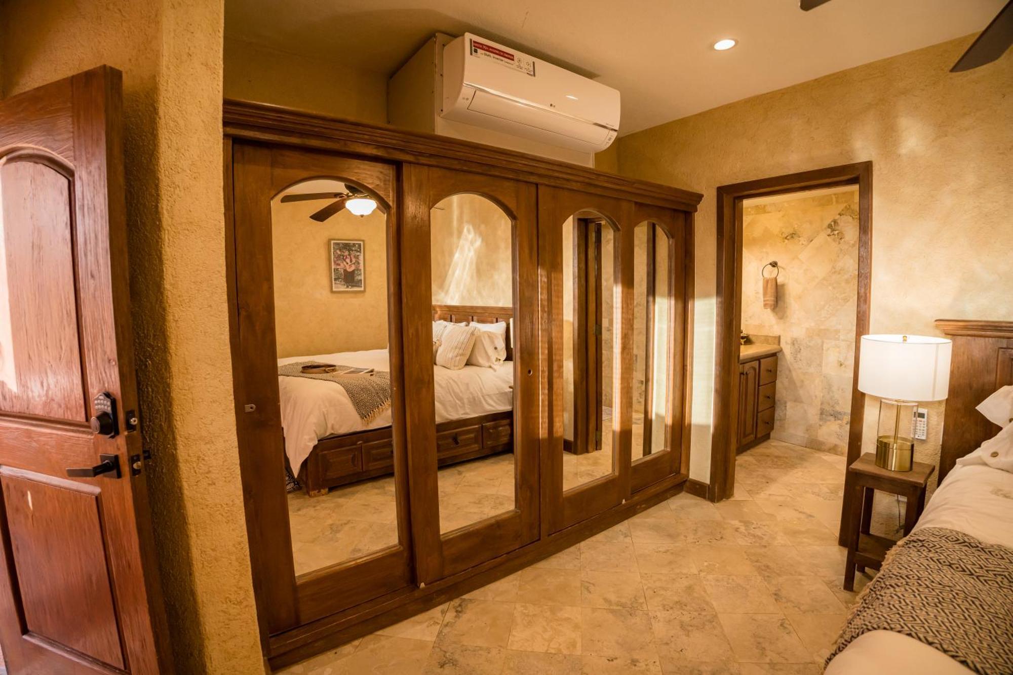 Beachside Bliss Studio, Walk To The Marina And Apartment