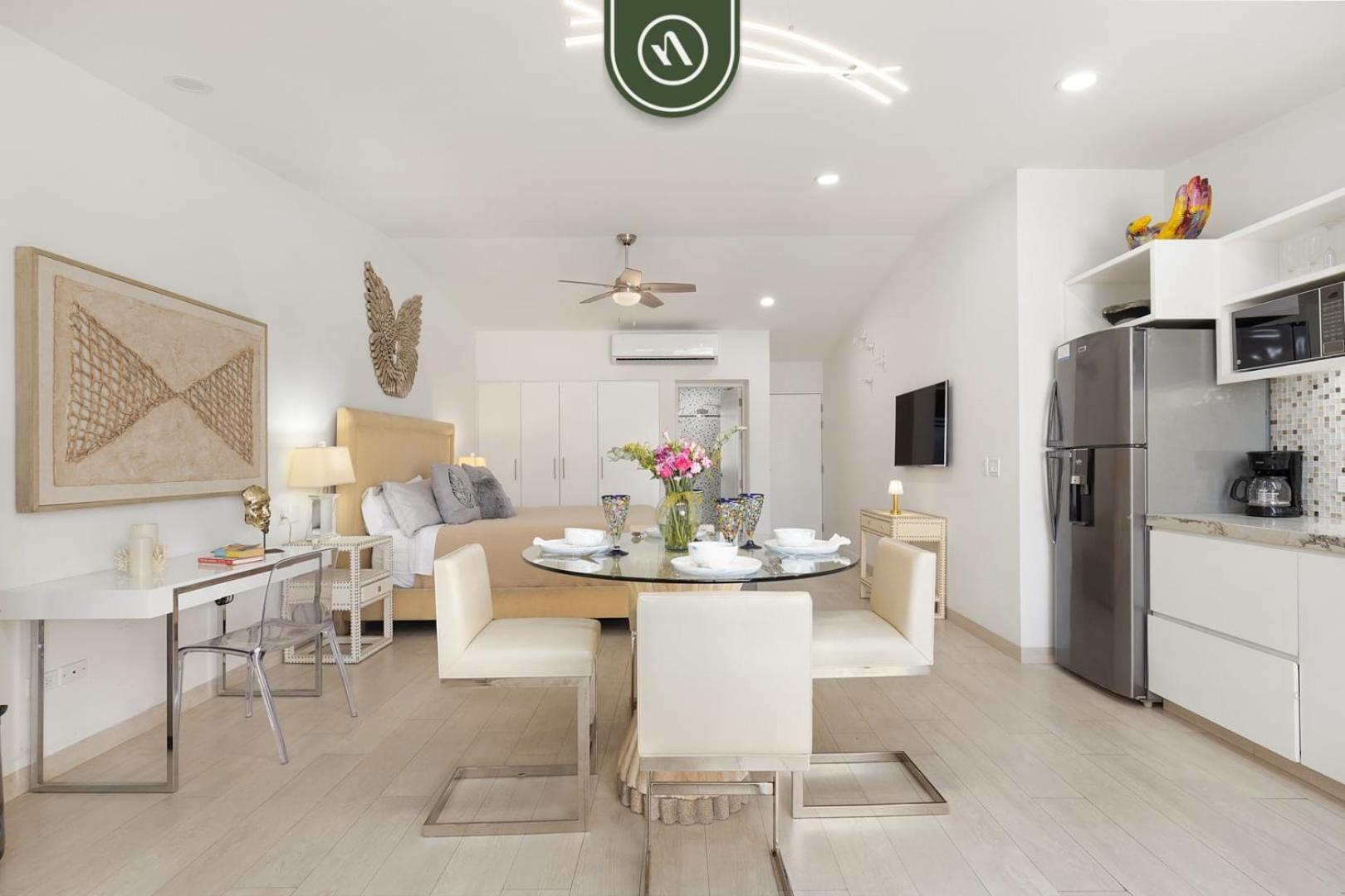 Oceanfront 1 Bedroom - Pool - - King Bed Apartment