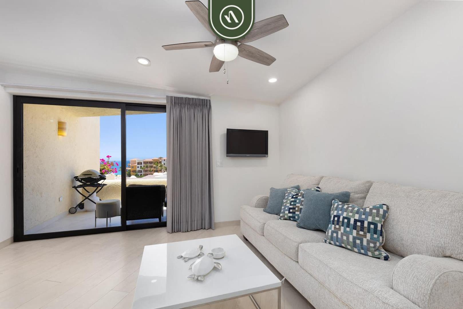 Oceanfront 1 Bedroom - Pool - - King Bed Apartment