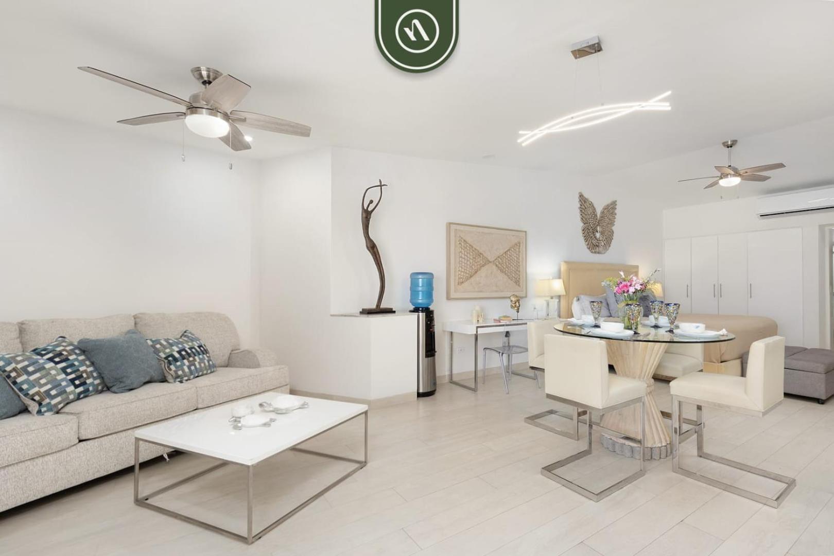 Oceanfront 1 Bedroom - Pool - - King Bed