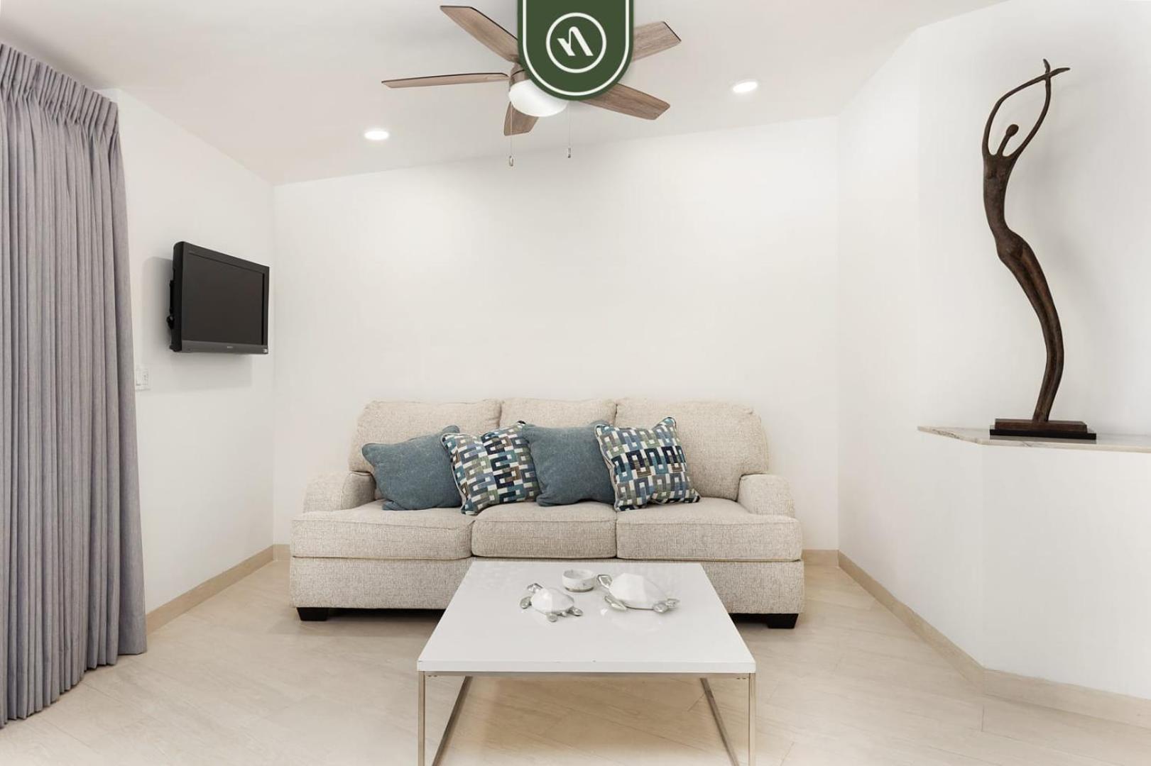 Oceanfront 1 Bedroom - Pool - - King Bed