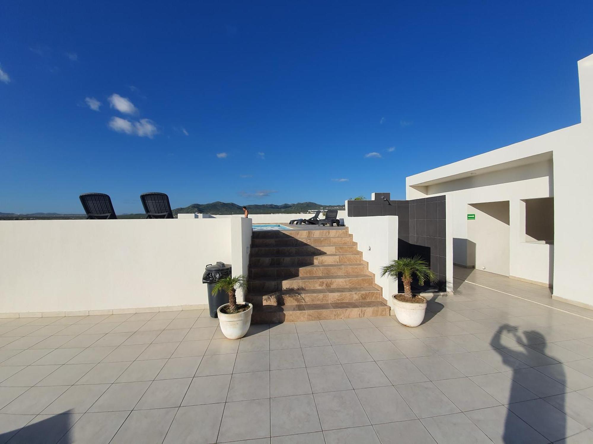 Apartment Bliss Retreat, Renovated With Rooftop Pool, Grill, And Game Night Vibes!