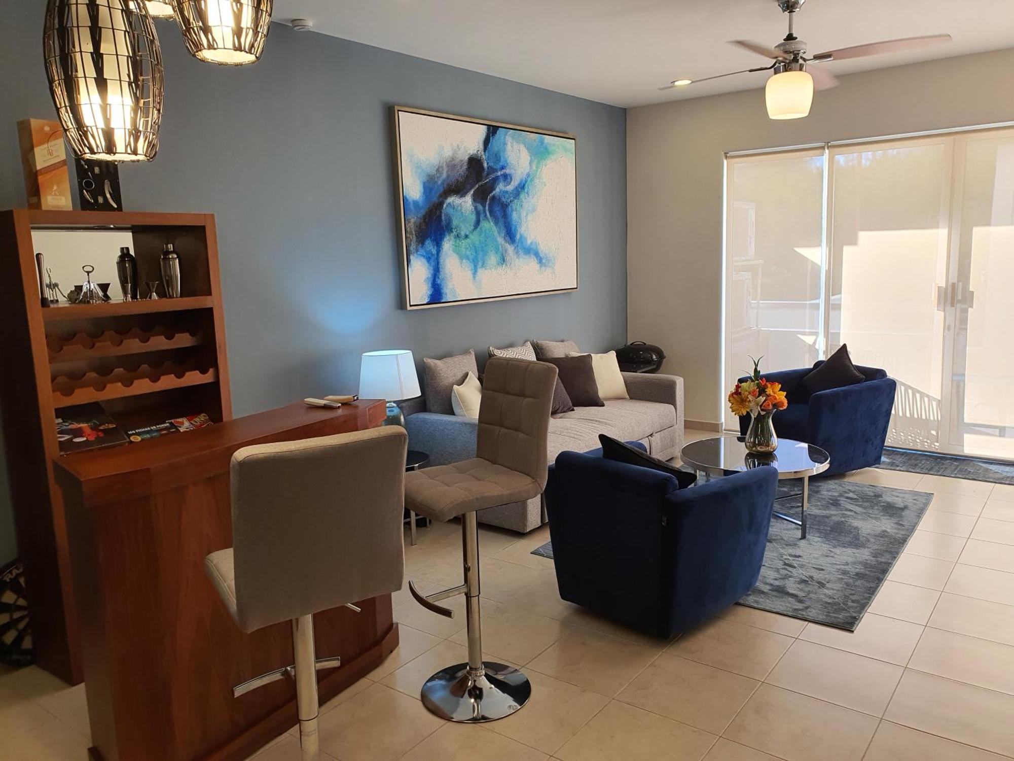 Apartment Bliss Retreat, Renovated With Rooftop Pool, Grill, And Game Night Vibes!
