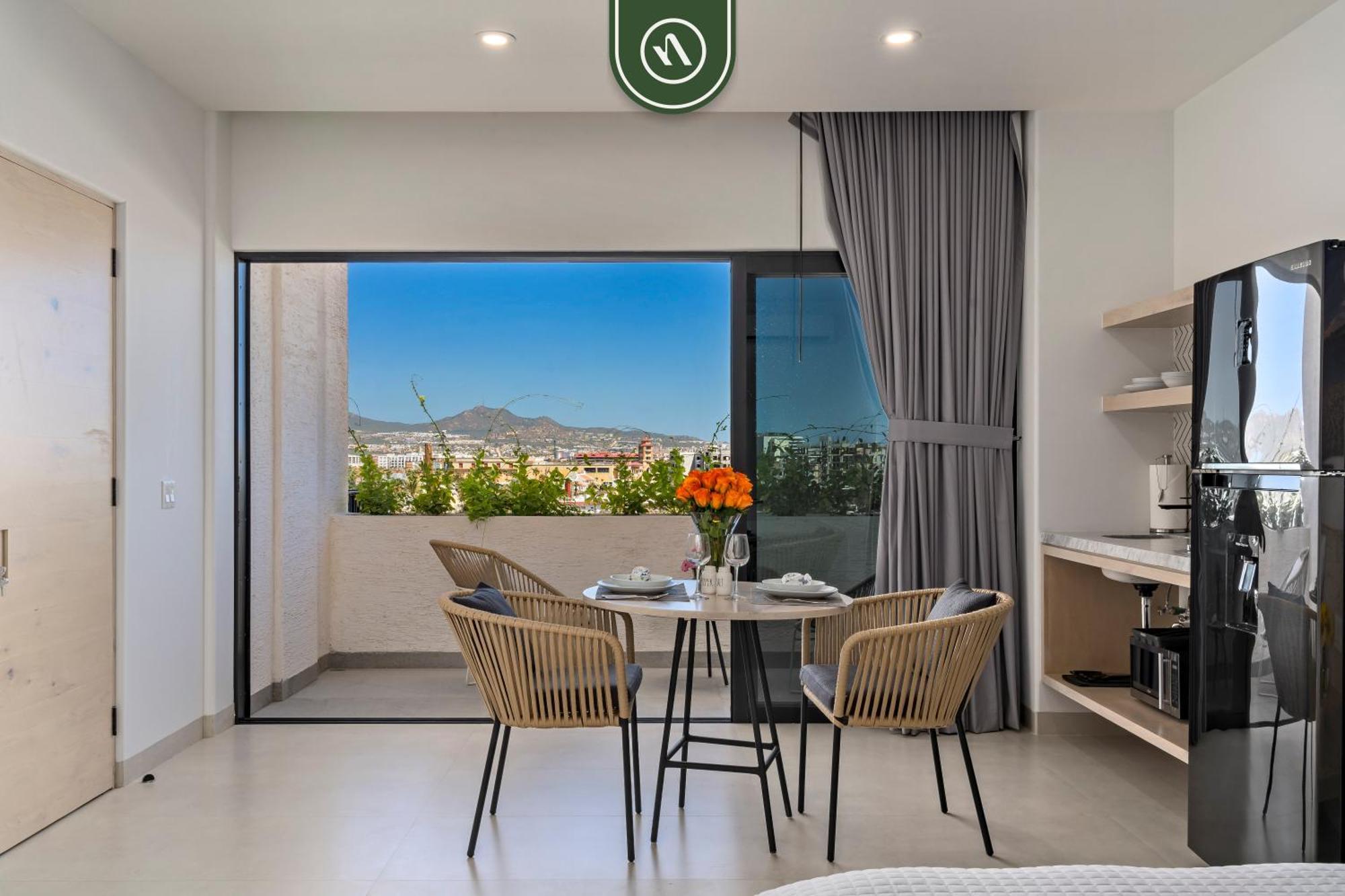 Near Marina - Downtown - Pool - King Apartment