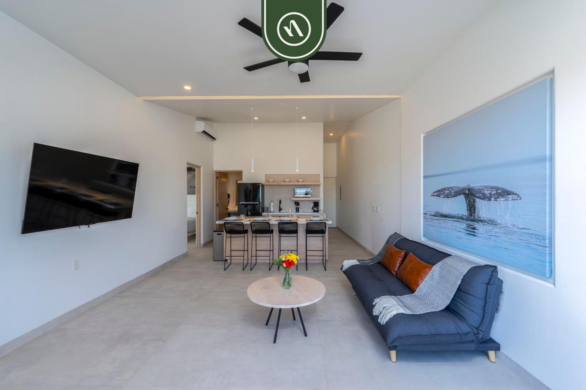 Near Marina - Downtown - Pool - King Apartment *