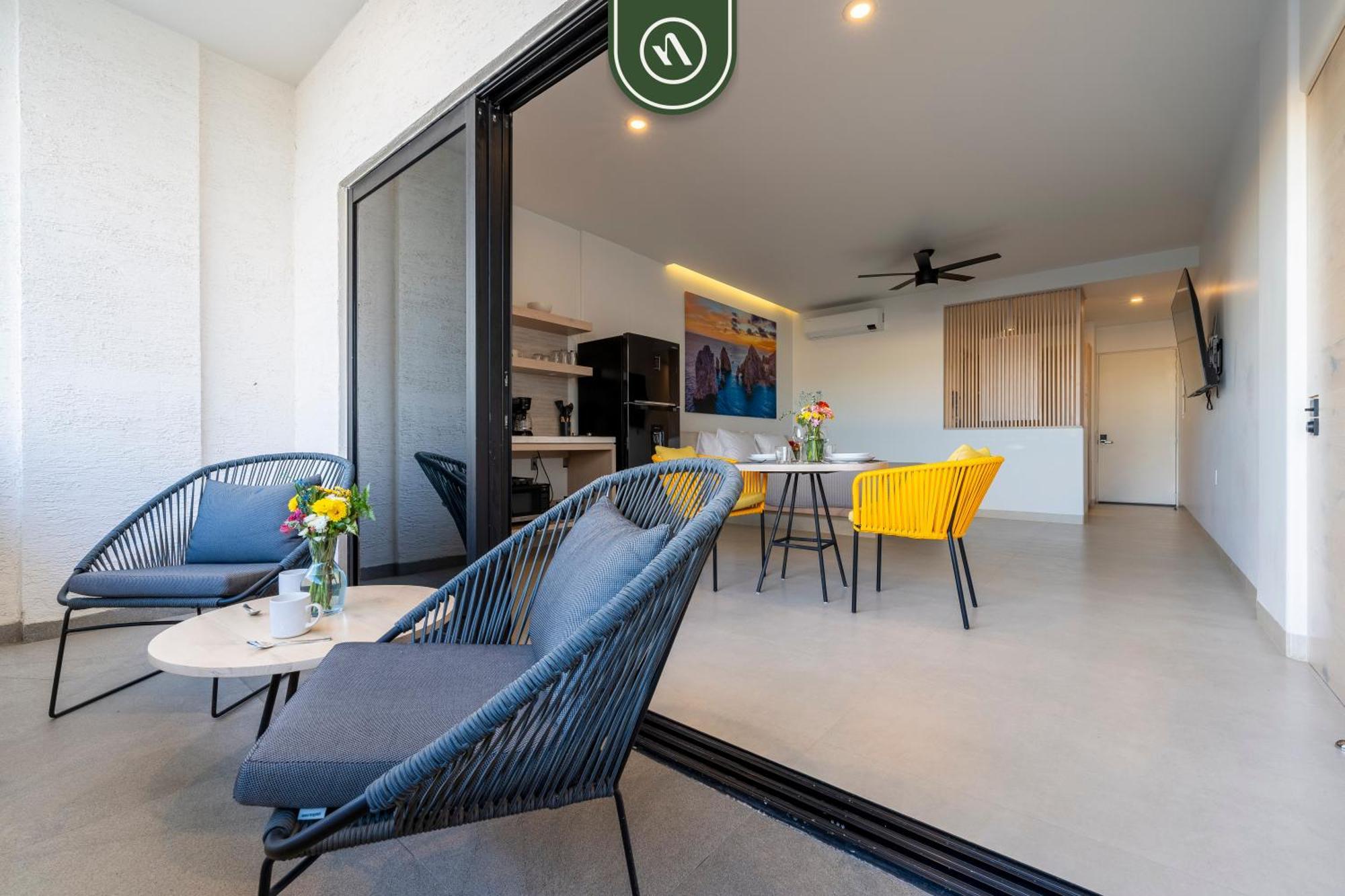 Near Marina - Downtown - Pool - King Apartment *