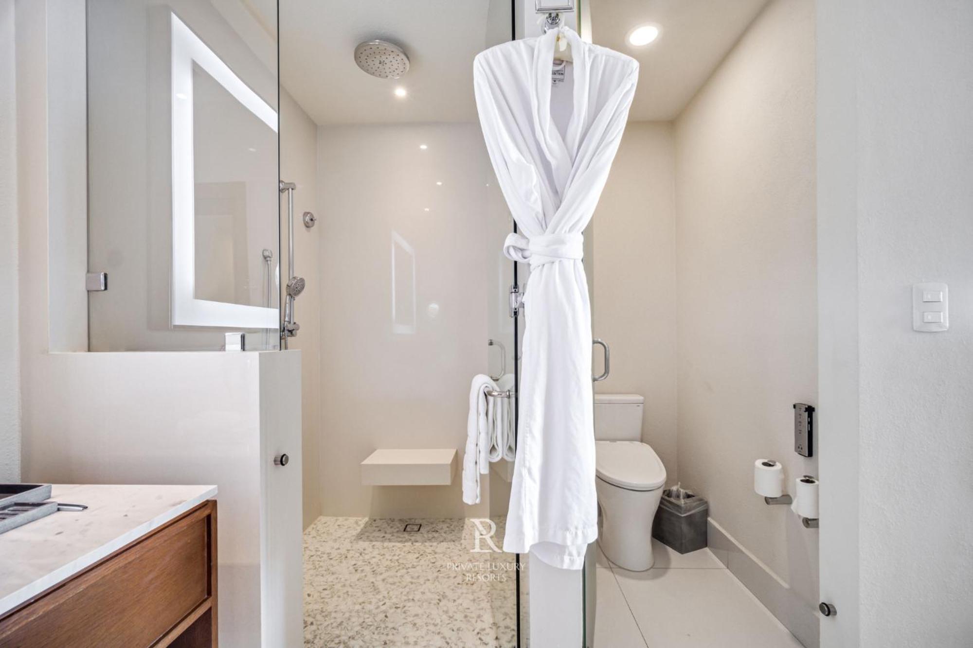 Three Bd Ocean Front Lockoff - La Valencia Resort