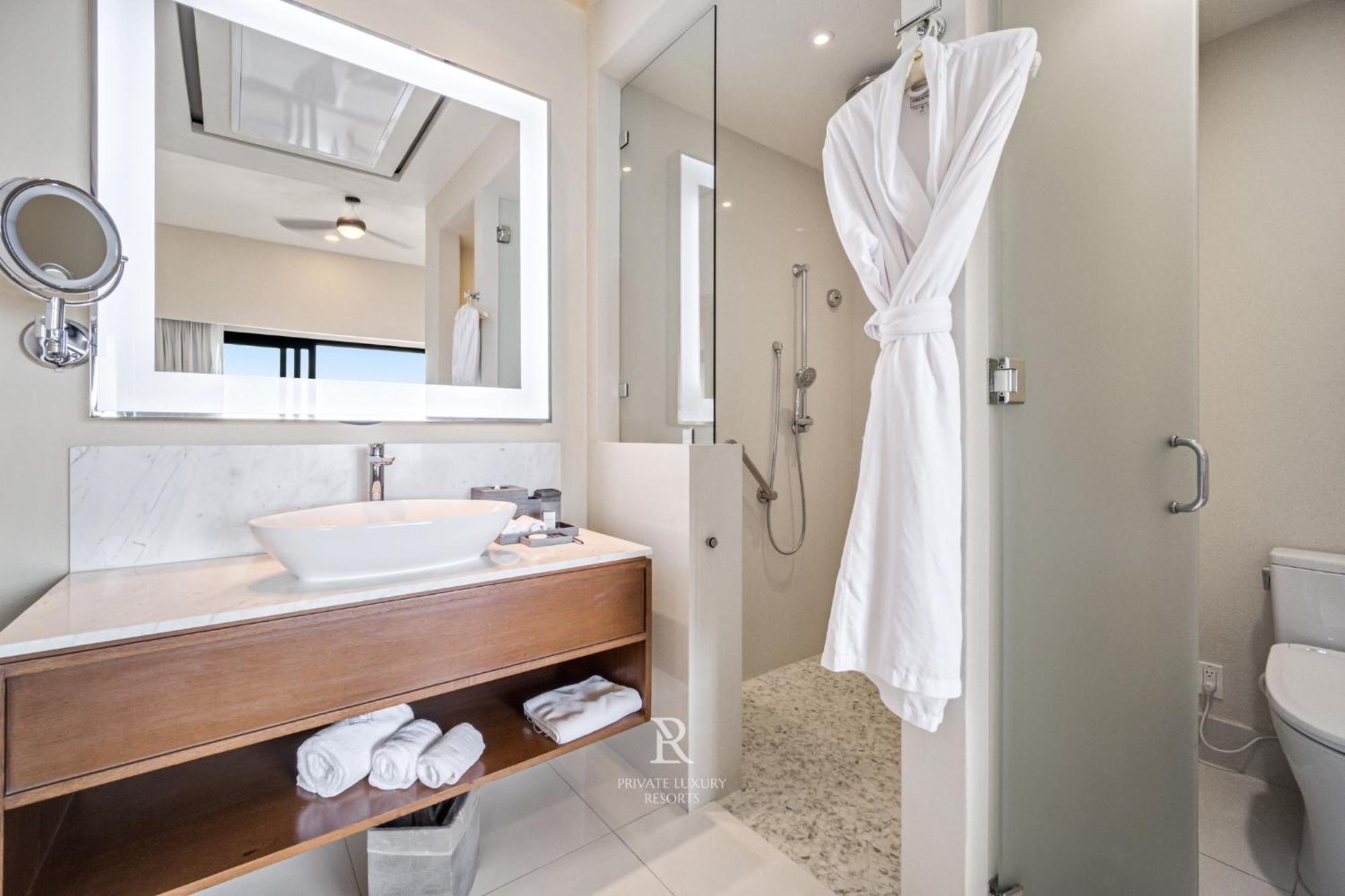 Three Bd Ocean Front Lockoff - La Valencia Resort