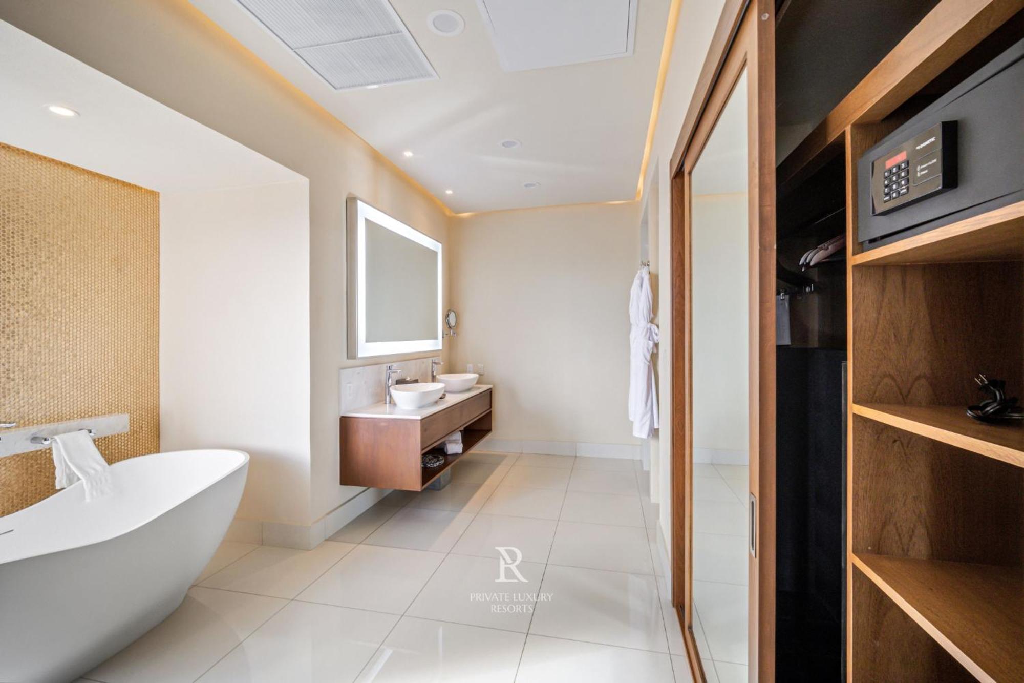 Resort Three Bd Ocean Front Lockoff - La Valencia *