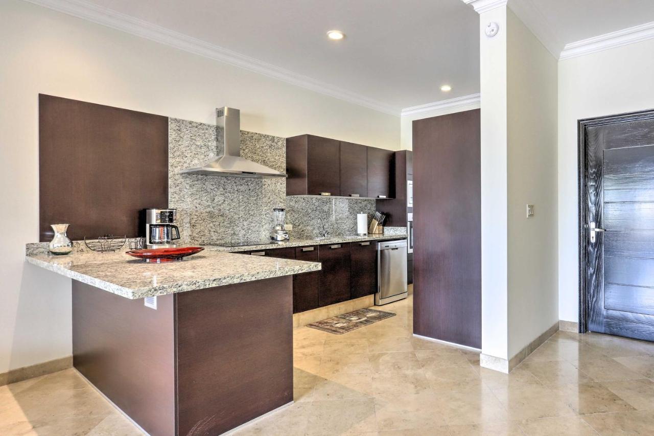 Modern With Jetted Tub, Balcony And Ocean View! Apartment