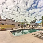 Condo In Plaza Nautica Less Than 1 Mile To The Arch!