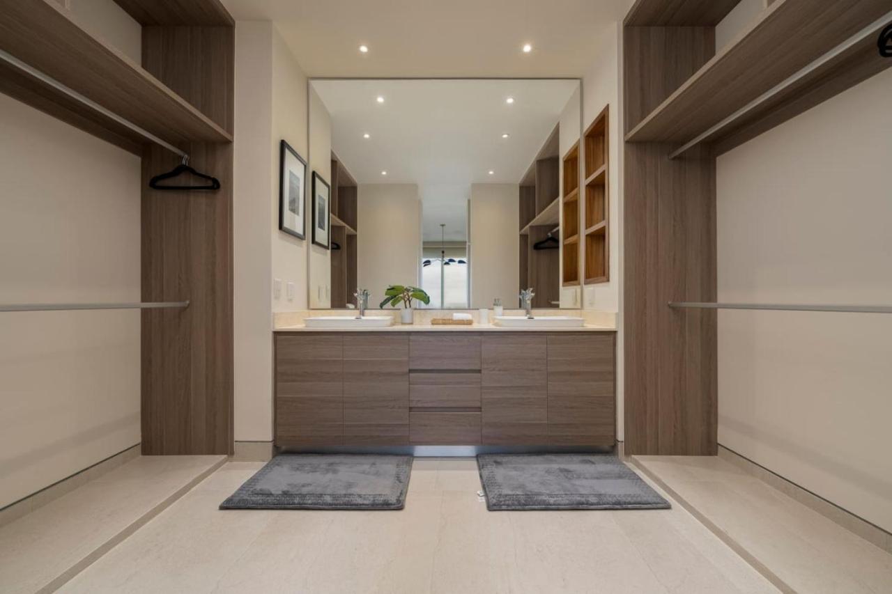 Luxurious New 3br With Ocean And Arch Views Holiday home *