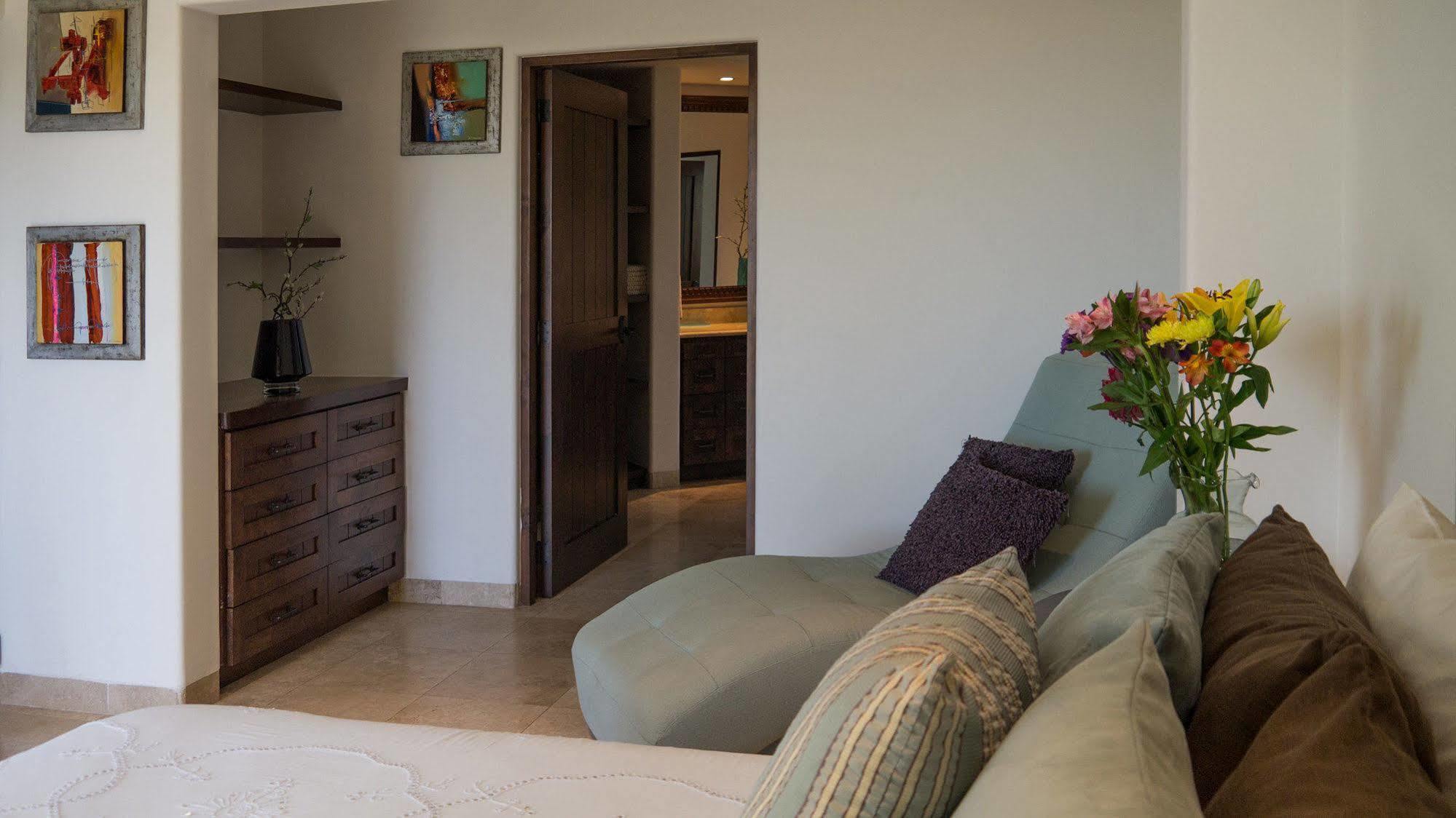 Villa Ventanas & Residences *