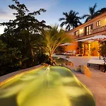 Exquisite Villa With Awesome Views & Staff In Pedregal!