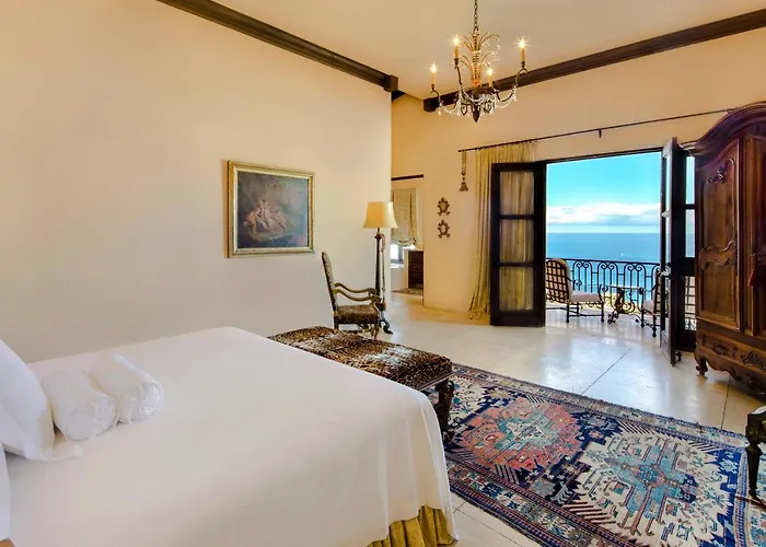 Exquisite Villa With Awesome Views & Staff In Pedregal!