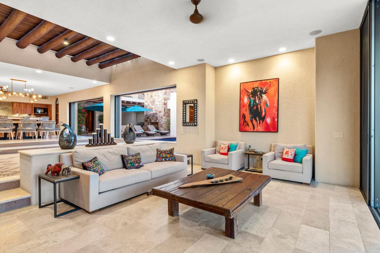 Contemporary With 2 Pools, Walking Distance To And Butler Included Pousada *