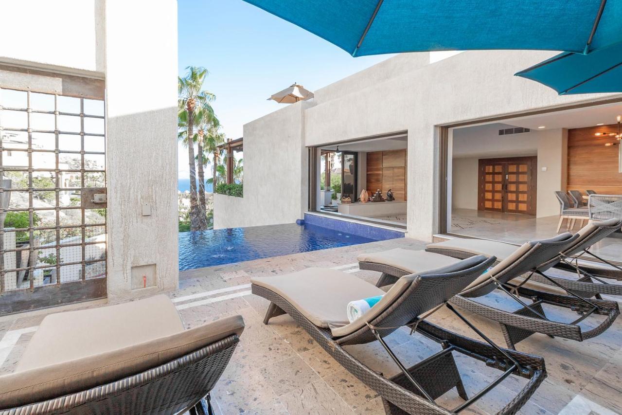 Contemporary With 2 Pools, Walking Distance To And Butler Included Pousada