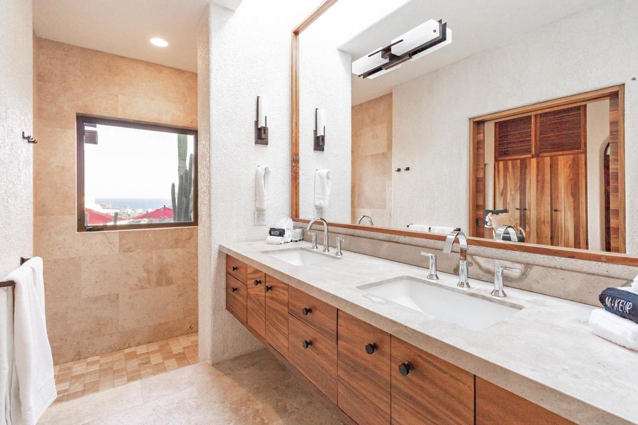 Contemporary With 2 Pools, Walking Distance To And Butler Included Pousada