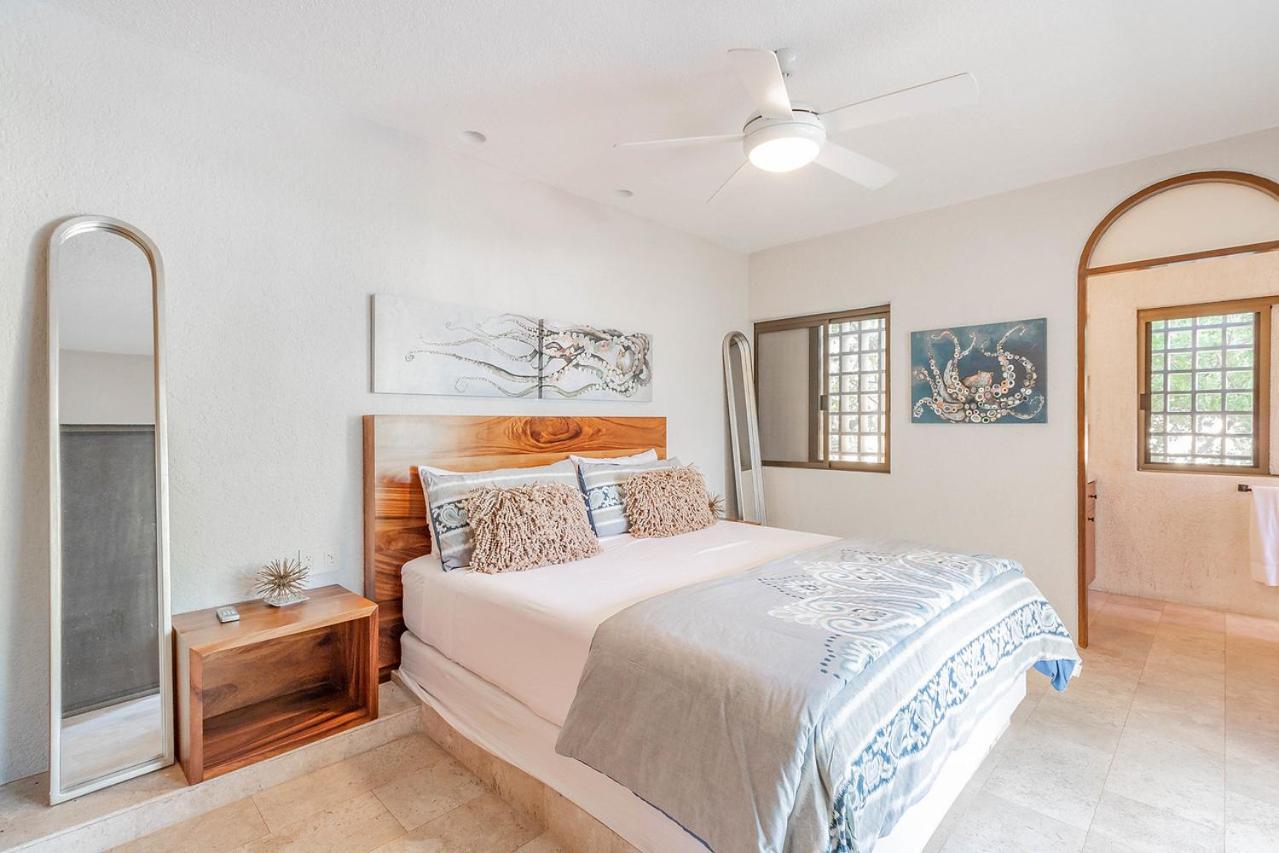 Contemporary With 2 Pools, Walking Distance To And Butler Included Pousada