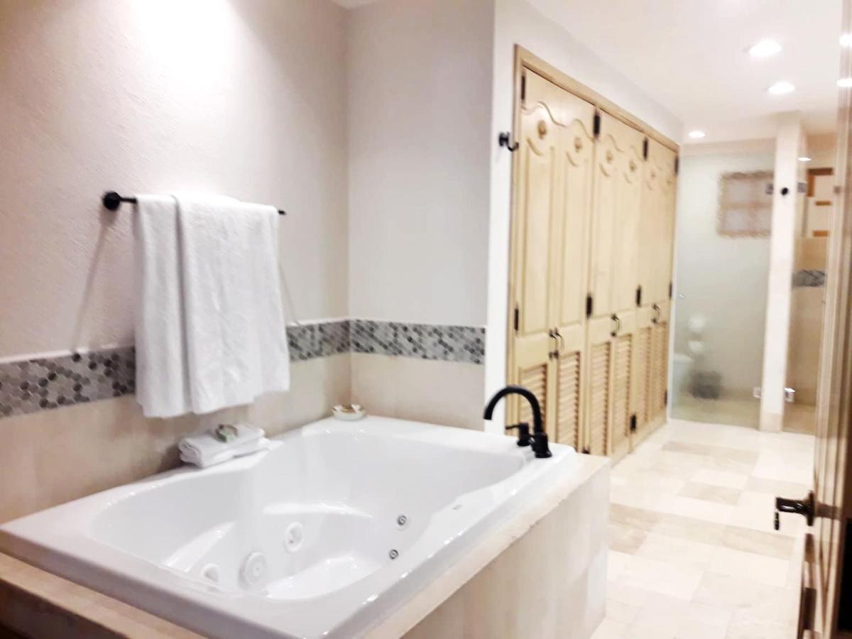 Gorgeous Villa In Cabo With Ocean And Lands End View, Private Swimmable Beach, Pools, Sleeps 8 *