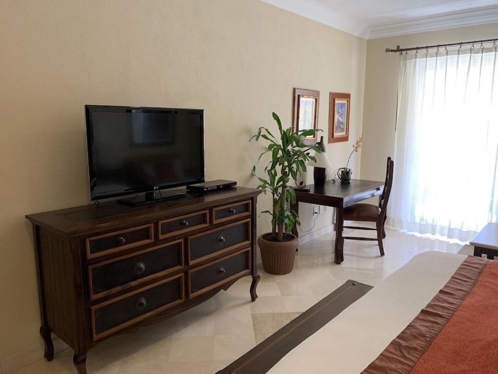 Aparthotel Gorgeous Villa In Cabo With Ocean And Lands End View, Private Swimmable Beach, Pools, Sleeps 8 Cabo San Lucas