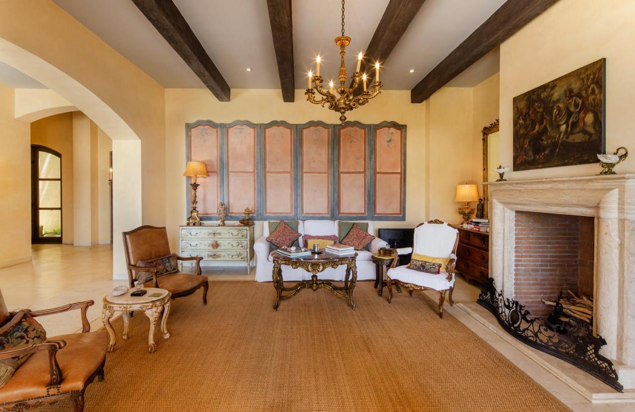 Exquisite With Awesome Views & Staff In Pedregal! Villa