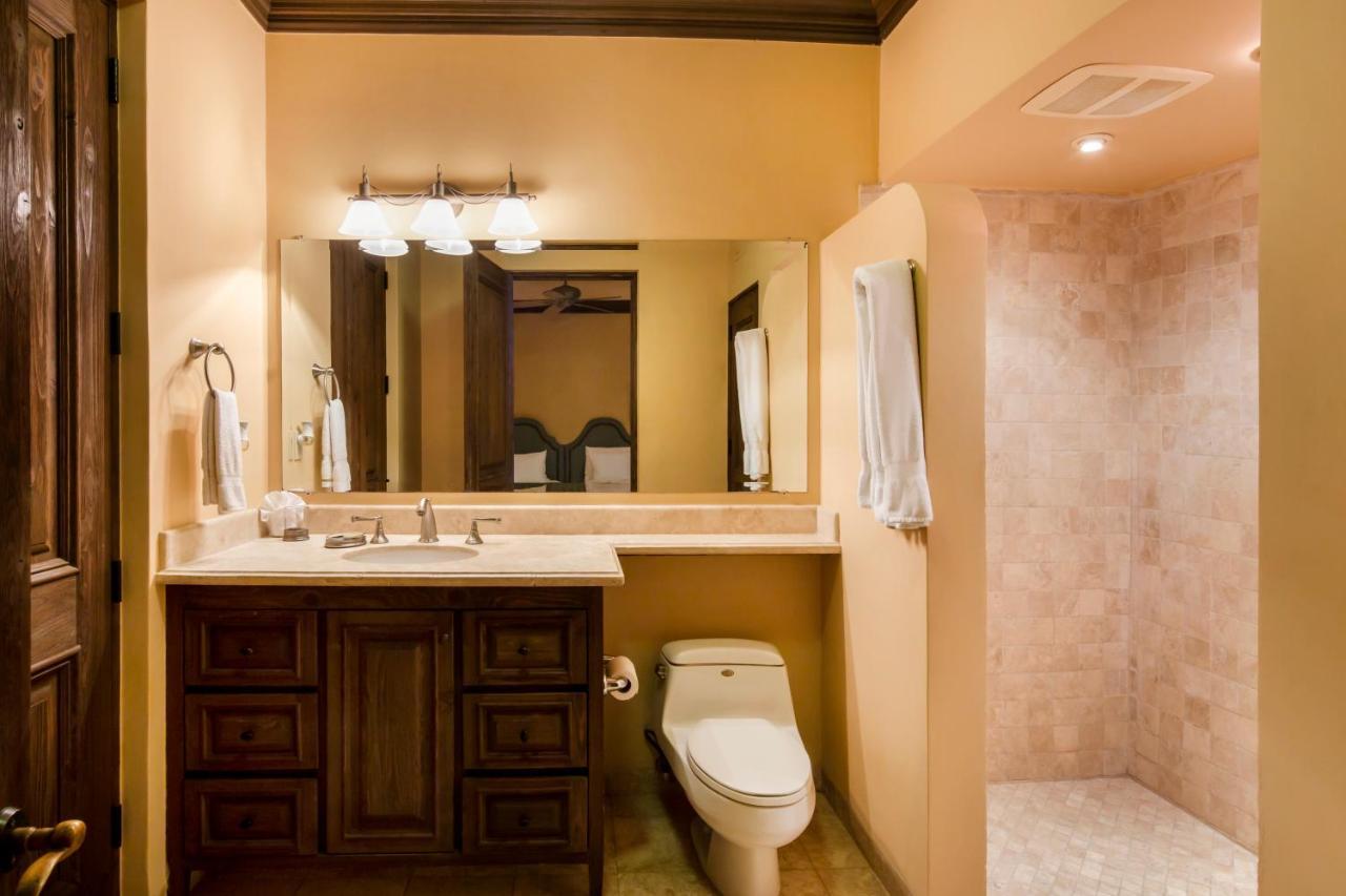 Exquisite With Awesome Views & Staff In Pedregal! Villa