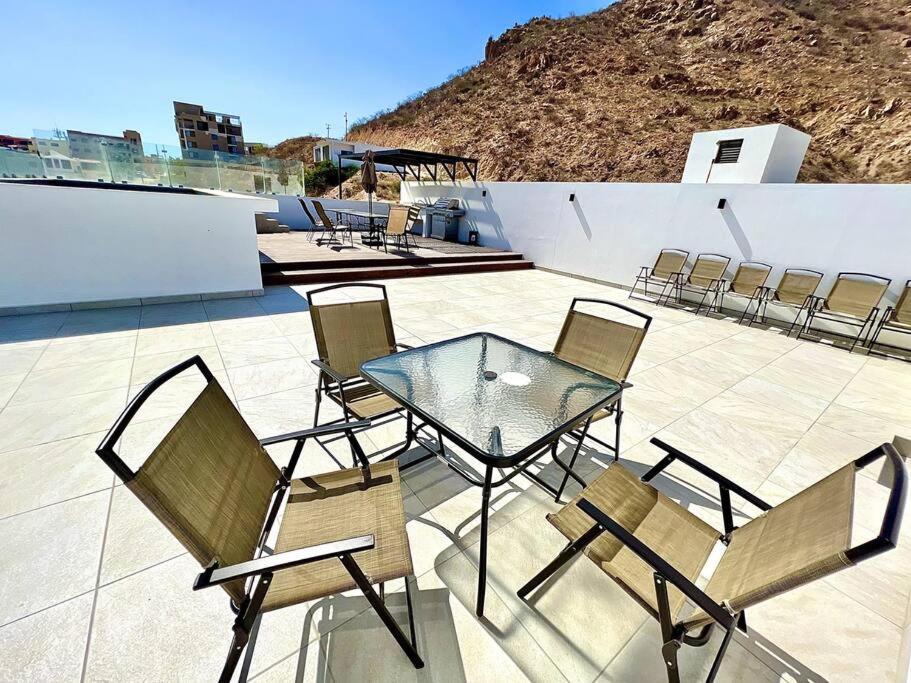 New Deluxe 2br-2bth, 2 King Beds, 1 Gig - Speed Wi-fi, Pool, Huge Patio, Close To The Beach, Marina And Night Life. Apartment