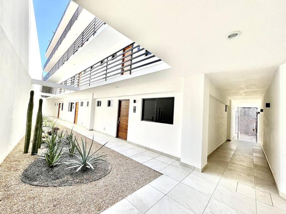 Apartment New Deluxe 2br-2bth, 2 King Beds, 1 Gig - Speed Wi-fi, Pool, Huge Patio, Close To The Beach, Marina And Night Life. *