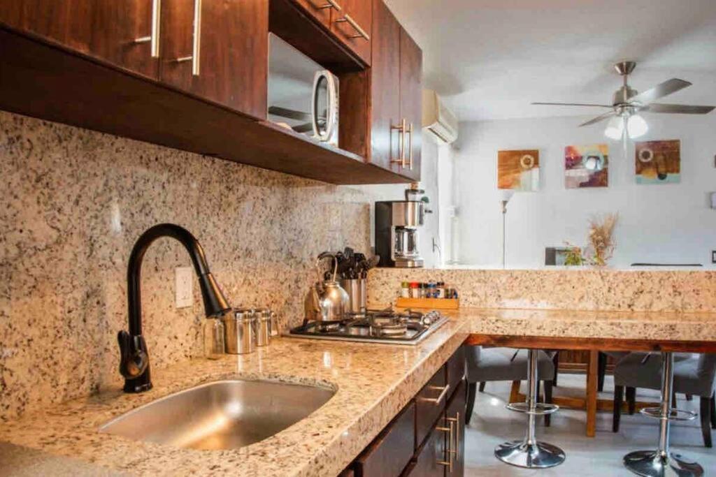 Cozy Downtown Apt. Walking Distance To The Beach.