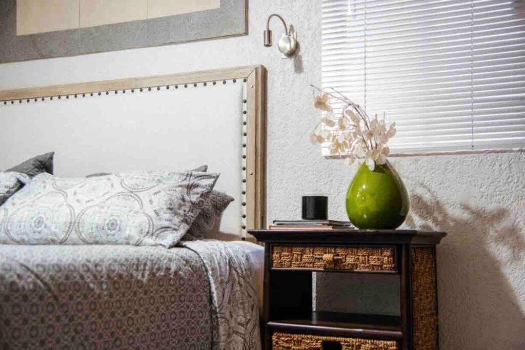 Cozy Downtown Apt. Walking Distance To The Beach.