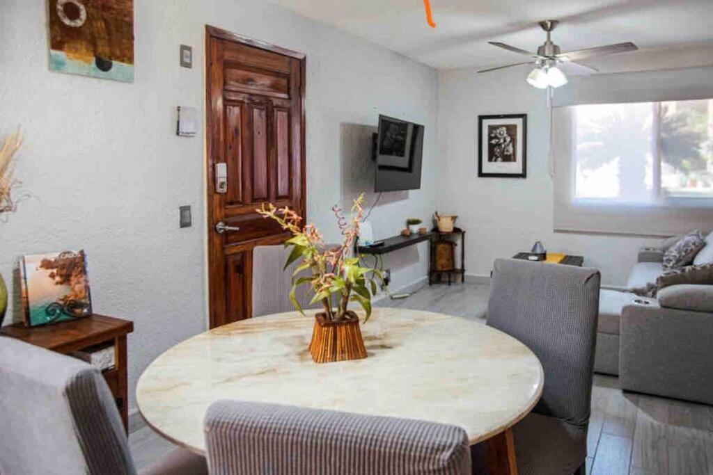 Cozy Downtown Apt. Walking Distance To The Beach. Apartment